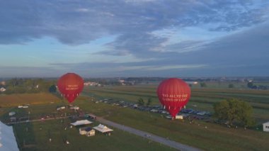 Bir Balon Festivali 'nde Sabah Balonlarının Havadan Fırlatılışı Bir İHA Tarafından Görüldüğü Gibi Kalkışa Kalkılıyor