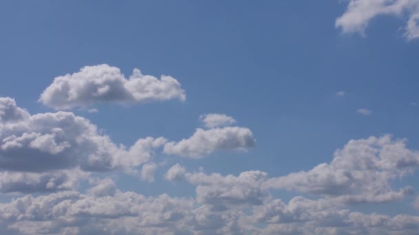 Beyaz Kabarık Bulutlu Mavi Gökyüzü Yavaşça Soldan Sağa Hareket Ediyor — Stok video