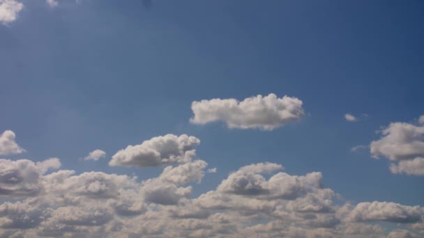 Blauwe Kies Met Witte Pluizige Wolken Die Langzaam Van Links — Stockvideo