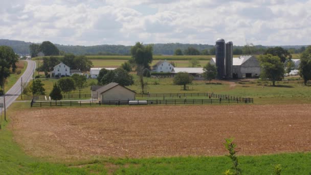 Amish Ett Rum Skolhus Med Barn Som Leker Rasten Solig — Stockvideo