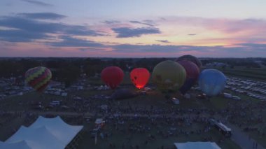 Bird in Hand, Pennsylvania, Eylül 2019 - Bir İHA Tarafından Görüldüğü Gibi Sunset 'teki Balon Festivali' nde Gece Parıltısı Alevleri Gösterisi İçin Doldurulan Sıcak Hava Balonlarının Hava Görüntüsü