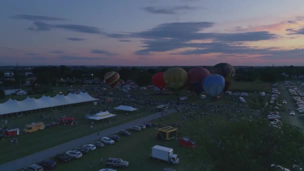 ペンシルベニア州ハンドの鳥 9月2019 熱気球の空中ビュードローンに見られるように 日没のバルーンフェスティバルでの炎の夜の輝きショーを満たす — ストック動画