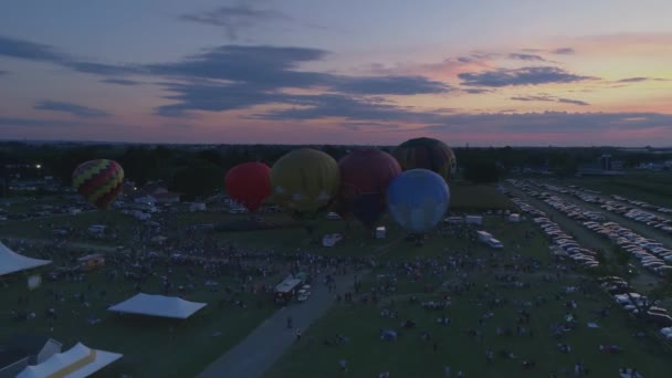 ペンシルベニア州ハンドの鳥 9月2019 熱気球の空中ビュードローンに見られるように 日没のバルーンフェスティバルでの炎の夜の輝きショーを満たす — ストック動画