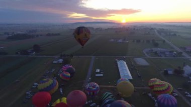 Pensilvanya 'da Kuş, Eylül 2019 - Balon Festivali' nde Sabah Balonlarının Havadan Fırlatılışı Bir İHA Tarafından Görüldüğü Gibi Kalkışa Kalkışı