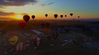 Pensilvanya 'da Kuş, Eylül 2019 - Balon Festivali' nde Sabah Balonlarının Havadan Fırlatılışı Bir İHA Tarafından Görüldüğü Gibi Kalkışa Kalkışı