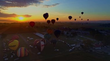 Pensilvanya 'da Kuş, Eylül 2019 - Balon Festivali' nde Sabah Balonlarının Havadan Fırlatılışı Bir İHA Tarafından Görüldüğü Gibi Kalkışa Kalkışı