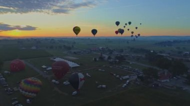 Pensilvanya 'da Kuş, Eylül 2019 - Balon Festivali' nde Sabah Balonlarının Havadan Fırlatılışı Bir İHA Tarafından Görüldüğü Gibi Kalkışa Kalkışı