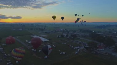 Pensilvanya 'da Kuş, Eylül 2019 - Balon Festivali' nde Sabah Balonlarının Havadan Fırlatılışı Bir İHA Tarafından Görüldüğü Gibi Kalkışa Kalkışı