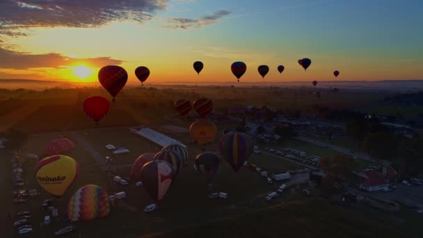 ペンシルベニア州ハンドの鳥 9月2019 気球フェスティバルでの熱気球の朝の打ち上げの空中ビュードローンに見られるように離陸する — ストック動画