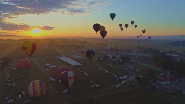 ペンシルベニア州ハンドの鳥 9月2019 気球フェスティバルでの熱気球の朝の打ち上げの空中ビュードローンに見られるように離陸する — ストック動画