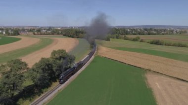 Strasburg, Pennsylvania, Eylül 2019 Norfolk ve Western 'in hava görüntüsü. 611 Dumanı İçen ve Yolcu Treni Çeken Bir Drone Tarafından Görüldüğü Gibi