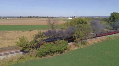 Strasburg, Pennsylvania, Eylül 2019 Norfolk ve Western 'in hava görüntüsü. 611 Dumanı İçen ve Yolcu Treni Çeken Bir Drone Tarafından Görüldüğü Gibi