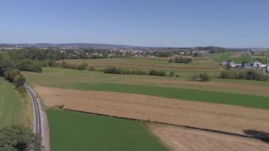 Çiftçi Çalışma Alanının Havadan Görünümü Bir Demiryolu Pisti Üzerinde Buhar Motoru Gibi Bir Drone Tarafından Görüldüğü Gibi Yaklaşıyor