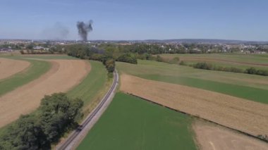 Çiftçi Çalışma Alanının Havadan Görünümü Bir Demiryolu Pisti Üzerinde Buhar Motoru Gibi Bir Drone Tarafından Görüldüğü Gibi Yaklaşıyor