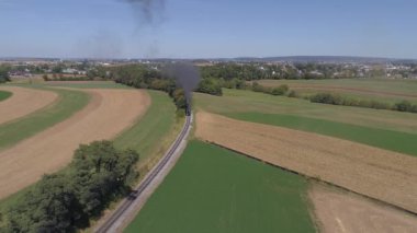 Çiftçi Çalışma Alanının Havadan Görünümü Bir Demiryolu Pisti Üzerinde Buhar Motoru Gibi Bir Drone Tarafından Görüldüğü Gibi Yaklaşıyor