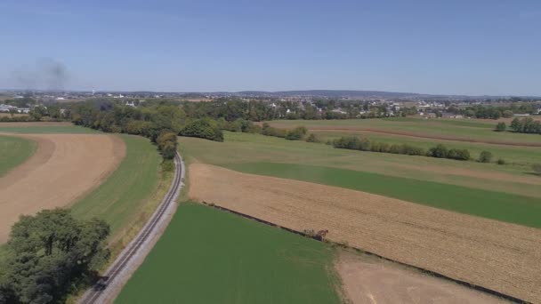 Vista Aérea Campo Trabalho Fazendeiro Amish Por Uma Trilha Estrada — Vídeo de Stock