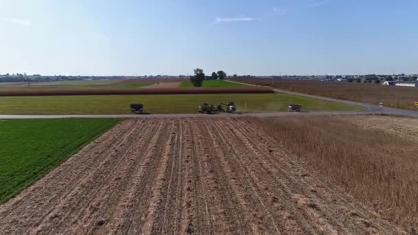 Vuelo Drones Sobre Campos Agrícolas Campos Trigo Cosechados Por Agricultores — Vídeos de Stock