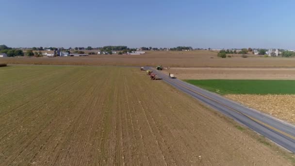 Lot Dronem Przez Pola Uprawne Pola Pszenicy Zbierane Przez Amiszów — Wideo stockowe