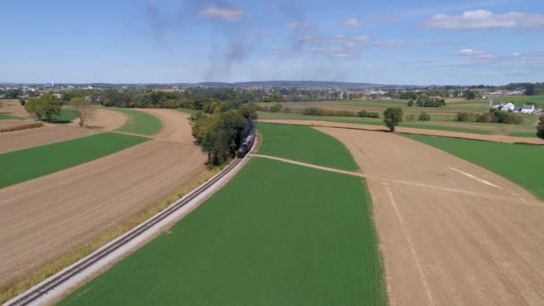 Luftaufnahme Eines Antiken Dampf Personenzuges Der Einem Sonnigen Tag Auf — Stockvideo