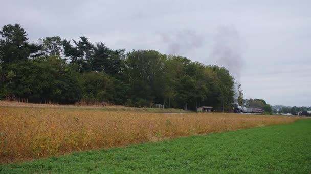 Gerestaureerde Antieke Stoom Passagier Trein Blazen Rook Naderen Klein Treinstation — Stockvideo