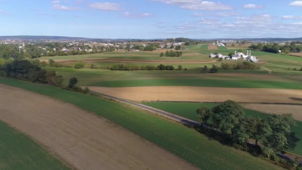 Veduta Aerea Della Campagna Agricola Con Treno Destra Della Strada — Video Stock