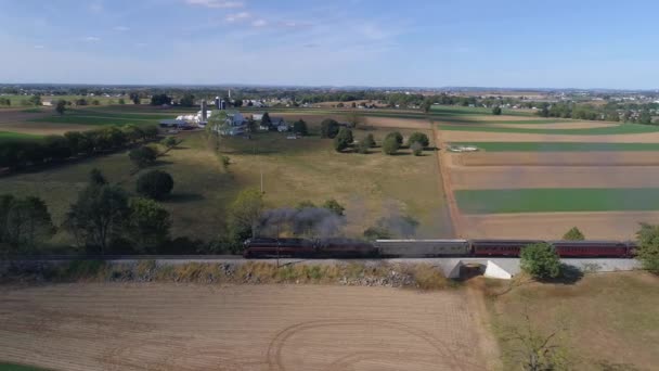 2019年9月 宾夕法尼亚斯特拉斯堡 在一个阳光明媚的秋日 一架古董蒸汽机沿着滑落的古董客车穿过阿米什农场的空中景观 — 图库视频影像