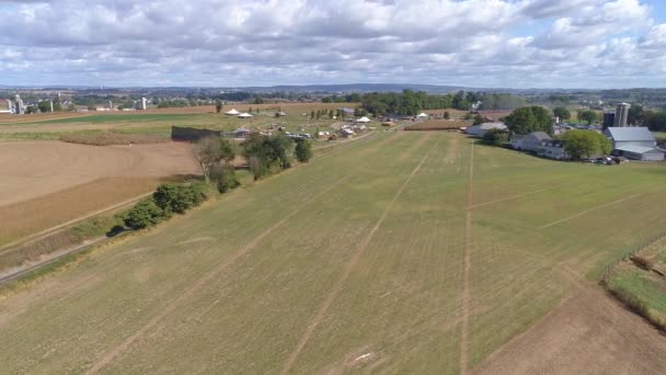 Flygfoto Över Gården Landsbygd Med Ett Tåg Rätt Väg Går — Stockvideo