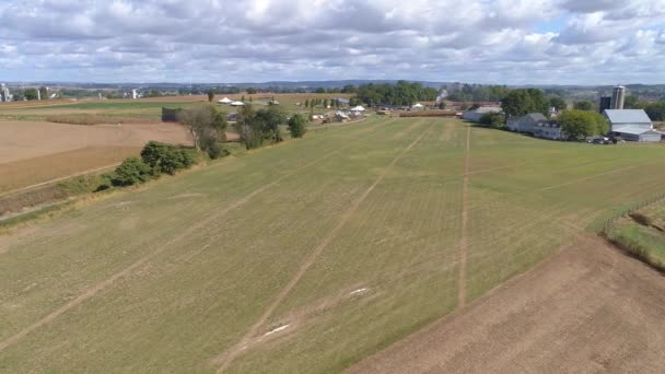 Flygfoto Över Gården Landsbygd Med Antik Steam Tåg Närmar Sig — Stockvideo