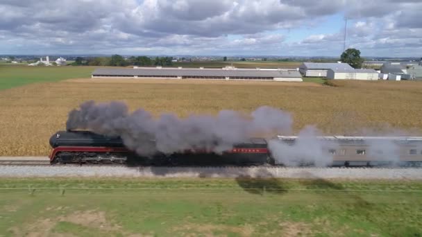 ペンシルベニア州ストラスバーグ 2019年10月 アンティーク蒸気機関車でアーミッシュ地方を空中から見る黒い煙が日当たりの良い日にそれを通過ドローンで見られる部分的に曇りの日 — ストック動画