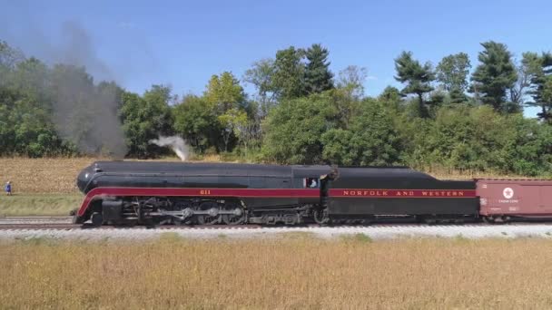 2019年10月 宾夕法尼亚 斯特拉斯堡 在一个阳光明媚的秋日 看到一辆老式蒸汽机与货车在阿米什农场停放在车站的空中视图 — 图库视频影像