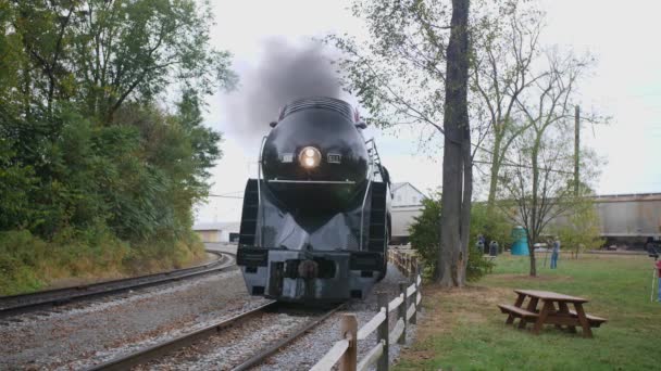 Gros Plan Une Ancienne Machine Vapeur Tirant Lentement Vers Extérieur — Video