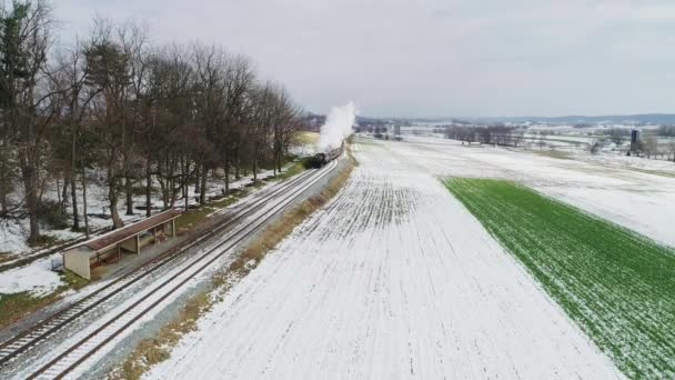 Luftaufnahme Einer Dampflokomotive Und Personenwagen Die Nach Dem Ersten Schnee — Stockvideo