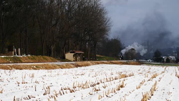 Motor Vapor Automóviles Pasajeros Resoplando Largo Las Tierras Granja Amish — Vídeo de stock