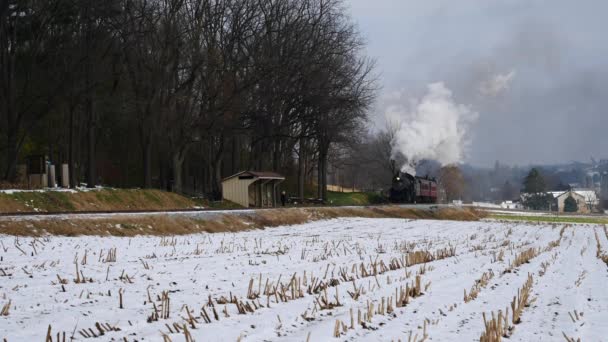 Stoom Motor Personenauto Puffen Langs Amish Farm Lands Eerste Sneeuw — Stockvideo