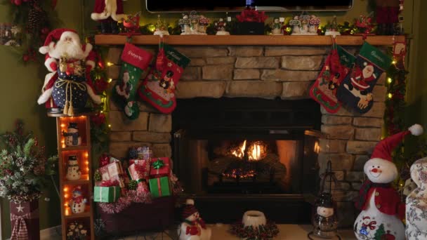暖炉の火で屋内クリスマスの装飾シーンサンタクロースやその他の装飾品をストック — ストック動画
