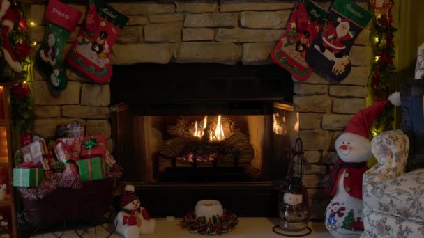 Vnitřní Vánoční Dekorace Scéna Ohněm Krbu Punčochy Santa Claus Další — Stock video