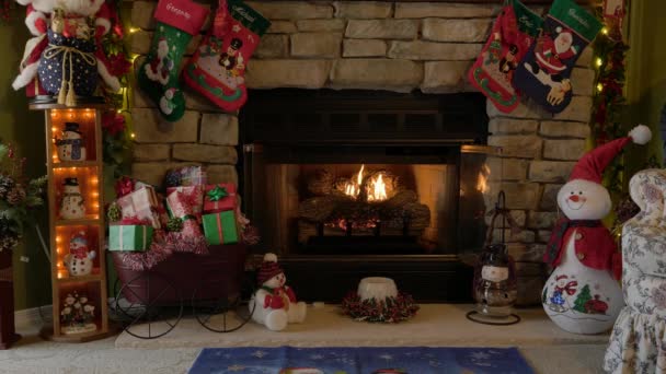 室内圣诞装饰用壁炉中的火装饰的场景圣诞老人和其他装饰品 — 图库视频影像