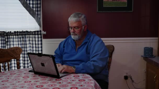 Ηλικιωμένος Πολίτης Ευτυχισμένος Χρησιμοποιώντας Έναν Υπολογιστή Και Την Τεχνολογία Για — Αρχείο Βίντεο