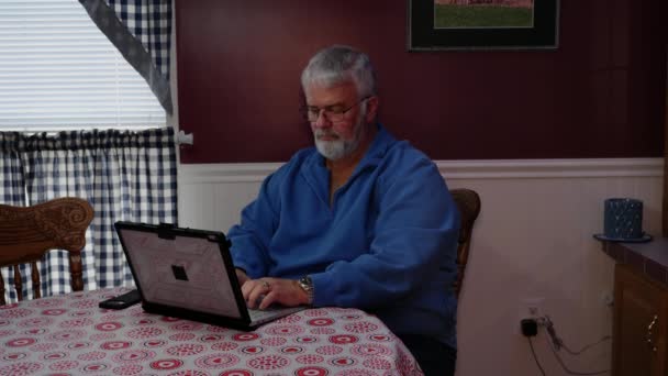 Ηλικιωμένος Πολίτης Ευτυχισμένος Χρησιμοποιώντας Έναν Υπολογιστή Και Την Τεχνολογία Για — Αρχείο Βίντεο
