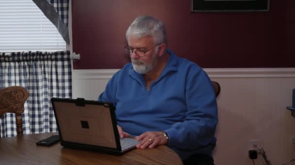 Пенсионер Счастлив Пользуясь Компьютером Технологиями Повседневной Деятельности — стоковое видео