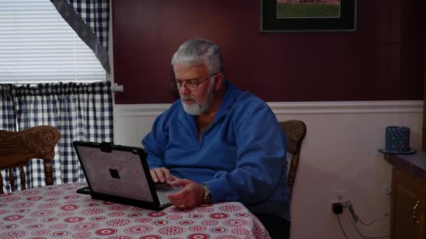 Senior Citizen Upset Mad Using Computer Technology — 비디오