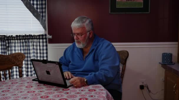 Ηλικιωμένος Πολίτης Αναστατωμένος Και Τρελός Στη Χρήση Ενός Υπολογιστή Και — Αρχείο Βίντεο