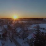 Veduta aerea dell'alba del primo mattino dopo una caduta di neve nella terra e nella campagna di Amish Farm vista da un drone