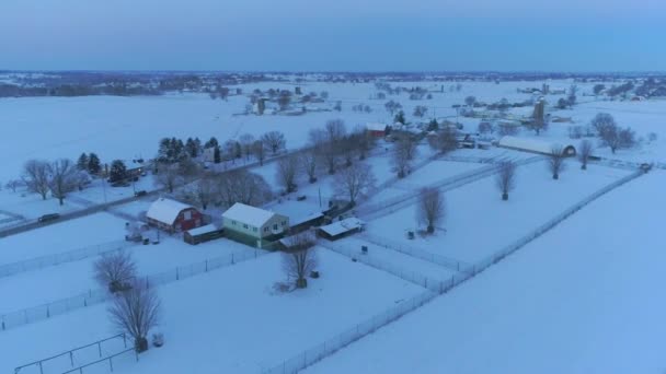 从空中看亚米什农场和乡间被无人机看到的降雪后的清晨日出 — 图库视频影像