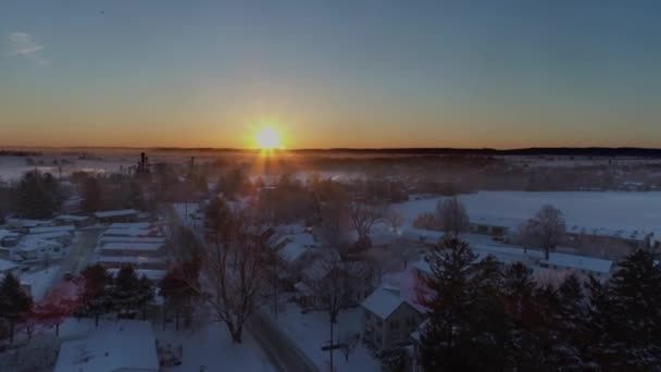 从空中看亚米什农场和乡间被无人机看到的降雪后的清晨日出 — 免费的图库视频