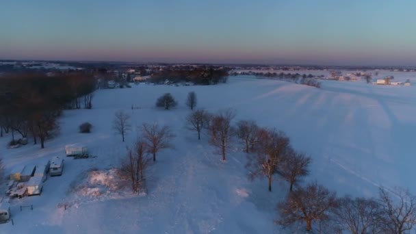 Vue Aérienne Du Lever Du Soleil Tôt Le Matin Après Une Chute De Neige Sur Les Terres De La Ferme Amish Et Dans La Campagne Vu Par Un Drone 