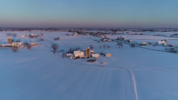 从空中看亚米什农场和乡间被无人机看到的降雪后的清晨日出 — 图库视频影像