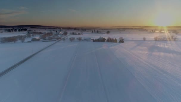 Letecký Pohled Časný Ranní Úsvit Sněhovém Pádu Amish Farm Land — Stock video