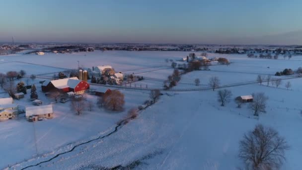 Letecký Pohled Časný Ranní Úsvit Sněhovém Pádu Amish Farm Land — Stock video