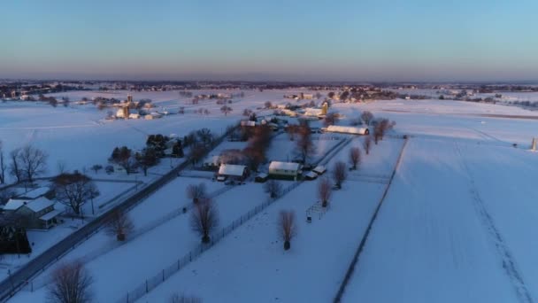 Luftaufnahme Des Sonnenaufgangs Frühen Morgen Nach Einem Schneefall Einem Landwirtschaftlichen — Stockvideo